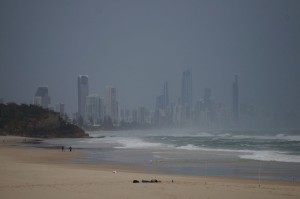 Blick auf die eigentlich golden schimmernde Küste (Gold Coast)