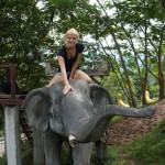 Maria streichelt den Elefanten