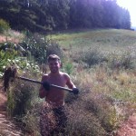 Daniel bei der Gartenarbeit