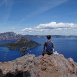 Blick auf Crater Lake mit Vulkan im See
